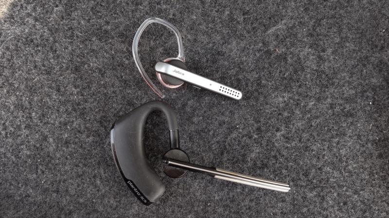 下は数年間使用したPlantronics製の「 Voyager Legend」。充電用microUSBポートの左に見えるのは電源スイッチだ。側面にあるのはミュートボタン（音声アシスタント兼用）