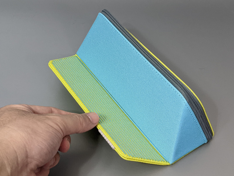 側面のフリップを手前に倒すことでスマホを立てておける。ふだんは磁石で吸着している