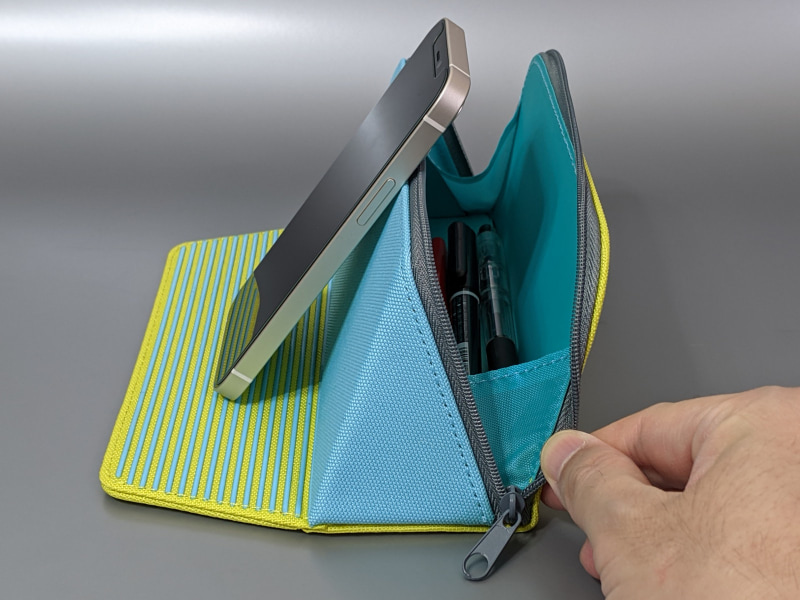 後部のファスナーを開けるとペンなどを収納できる