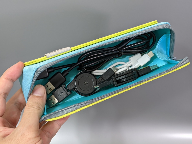 ケーブルなども収納できる。必ずしもペンケースとしての使い方にこだわらないほうが、使い道が広がりそうだ