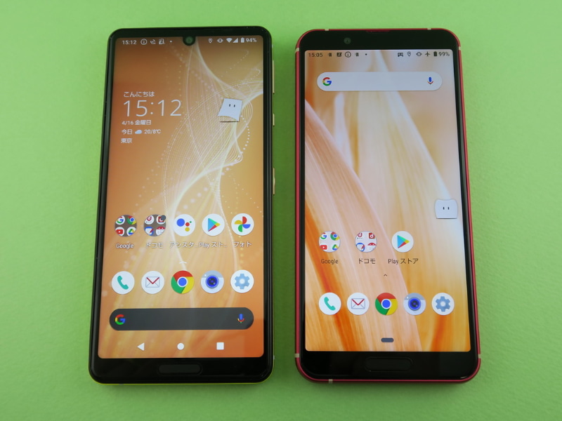 「AQUOS sense4」（左）と「AQUOS sense3」（右）の前面。ディスプレイサイズは従来の5.5インチから5.8インチに大型化。上下の額縁の広さが違う