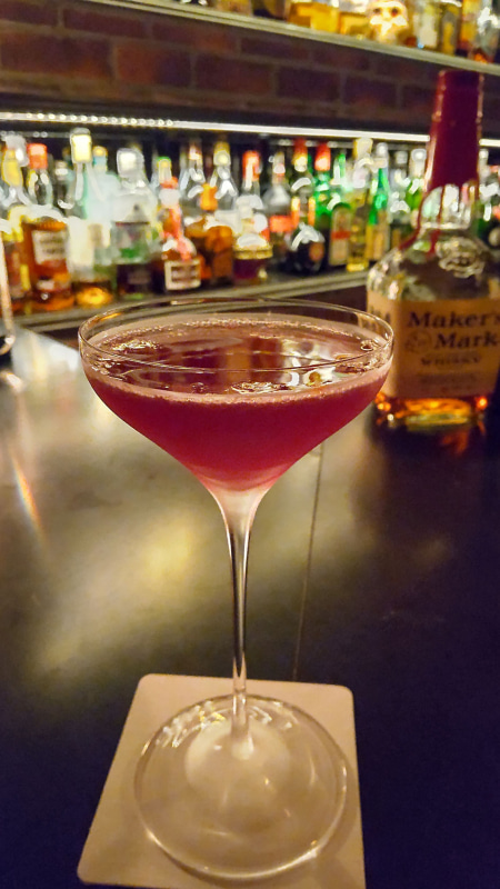 「AQUOS sense4 SH-41A」を使い、薄暗いバーで撮影。少し明るめに写る印象。グラス部分にはピントが合っているが、足の部分は少しボケている