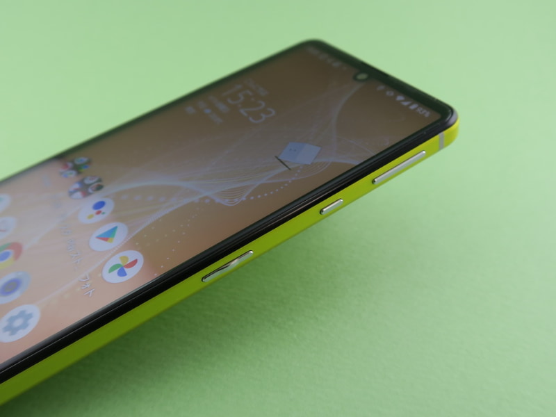 右側面に並ぶ3つのキーはサイズが違い、電源キーは中央部分がわずかに盛り上がった形状を採用。アシスタントキーの位置は好みが分かれるところかもしれない