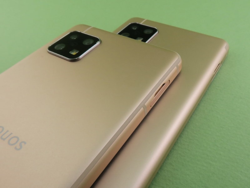 「AQUOS sense5G SH-M17」（上段）と「AQUOS sense4 SH-M15」（下段）は、同じボディを採用しているが、「AQUOS sense5G SH-M17」は背面の長辺側にアンテナを内蔵する樹脂パーツ（灰色の部分）が備えられている。下側の「AQUOS sense4 SH-M15」は上下部分のみに備える。各キャリア向けも同じように違う