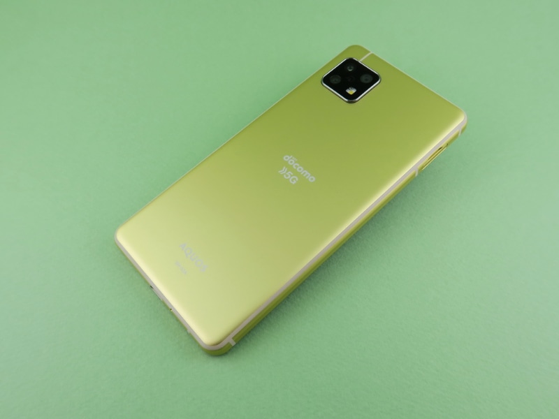 「AQUOS sense5G SH-53A」の背面中央には「docomo 5G」のロゴがプリントされている。カラーはドコモオンラインショップ限定のイエローゴールド