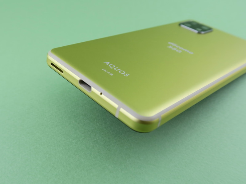 下部にはUSB Type-C外部接続端子を備える。左側はスピーカー