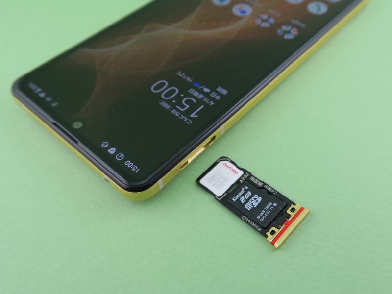 「AQUOS sense5G SH-53A」はnanoSIMカードとmicroSDメモリーカードを装着可能