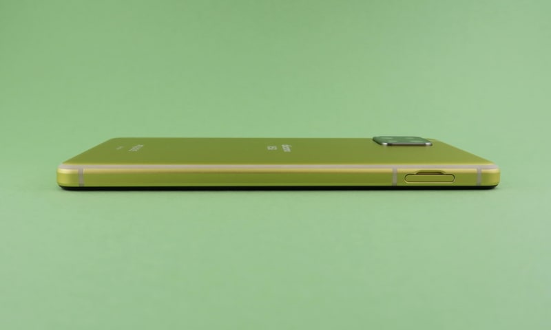 左側面はSIMカードトレイを備える。切り欠き部分に爪の先を引っかければ、すぐに取り出せる。ピンが不要なのは便利