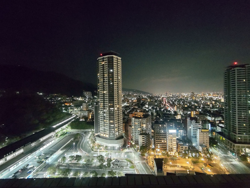 「AQUOS sense5G SH-53A」の「ナイトモード」で、夜景を広角カメラで撮影