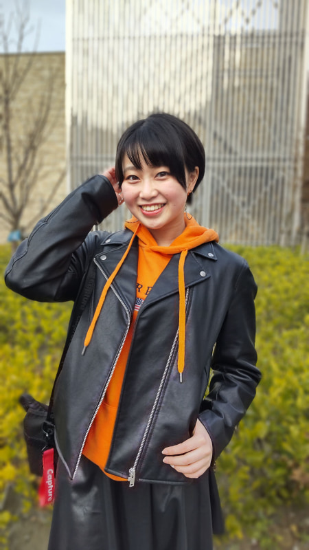 「AQUOS sense5G SH-53A」を使い、AIオートで撮影。あまり極端に背景がボケることはない。モデル：葵木ひな（<a href="http://bonbon-famin.com/" class="strong bn" target="_blank">ボンボンファミン・プロダクション</a>）