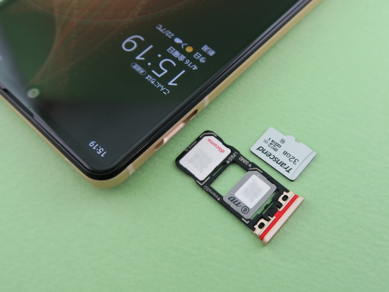 「AQUOS sense5G SH-M17」はnanoSIMカードのデュアルSIM対応。2枚目のnanoSIMカードはmicroSDメモリーカードと排他利用