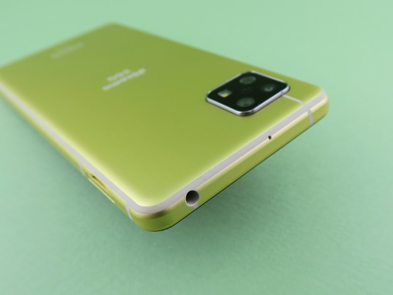 上部には3.5mmイヤホンマイク端子を備える。ハイレゾにも対応する