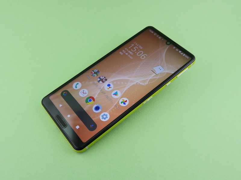 シャープ「AQUOS sense4」、約148mm（高さ）×71mm（幅）×8.9mm（厚さ）、約177g（重さ）、SIMフリーモデルはライトカッパー（写真）、ブラック、シルバーをラインアップ。ドコモ「AQUOS sense4 SH-41A」はライトカッパー、ブラック、シルバー、ライトブルー、レッド、ブルー、イエロー（写真）をラインアップ