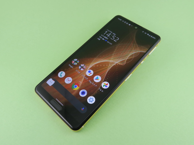 シャープ「AQUOS sense5G」、約148mm（高さ）×71mm（幅）×8.9mm（厚さ）、約178g（重さ）、SIMフリーモデルはライトカッパー、ブラック、オリーブシルバーをラインアップ。NTTドコモ「AQUOS sense5G SH-53A」はライトカッパー、ニュアンスブラック、オリーブシルバー、ライラック、スカイブルー、イエローゴールド（写真）、コーラルレッドをラインアップ