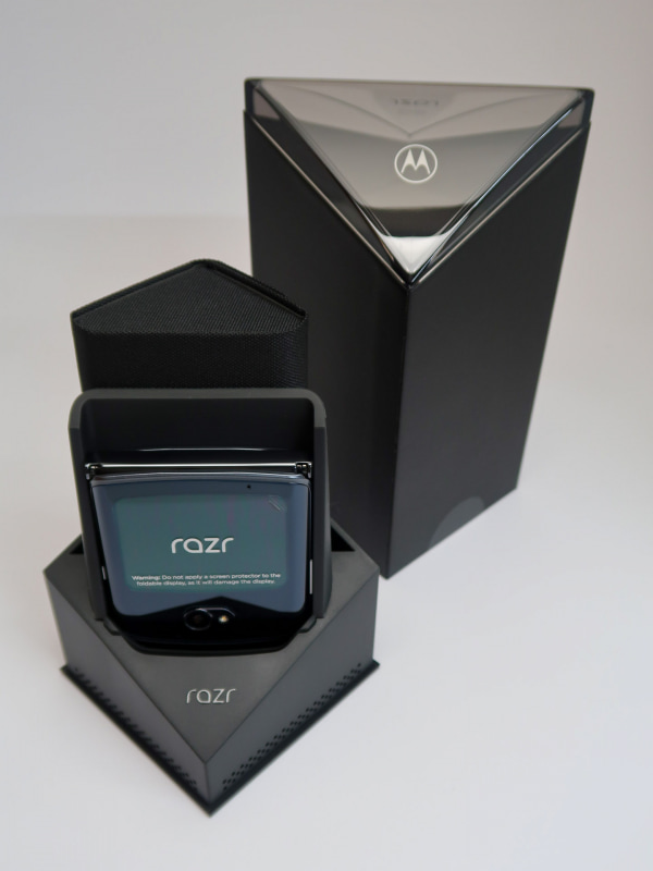 「motorola razr 5G」のパッケージ。ここまで凝ったパッケージも、最近では珍しいです