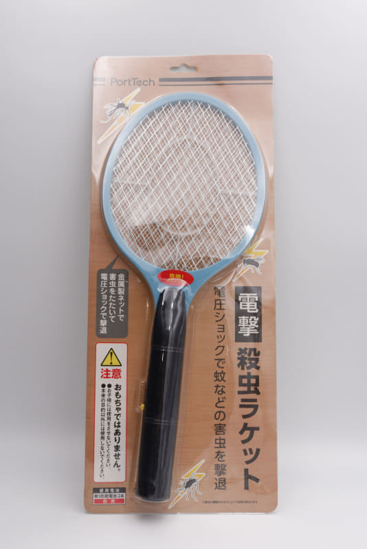 たったの500円足らずで買える電撃殺虫ラケット