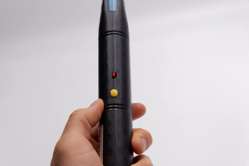 電源をONにし、黄色いボタンを押せば電気が流れる。あとは虫に向かって振り下ろすだけ