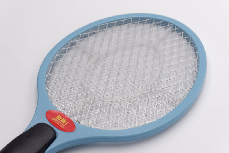 このネット部の金属網で虫を捕らえると、パチッという音とともに消し飛ぶ