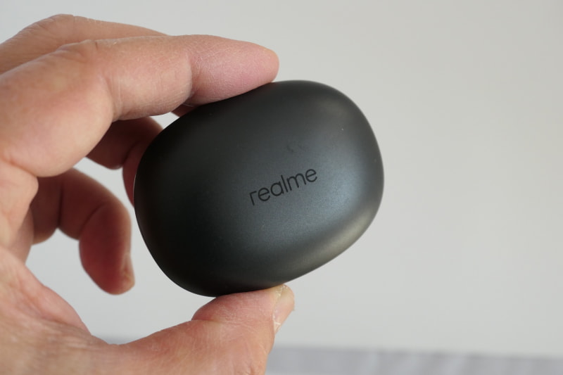 世界的な著名なジョゼ・レヴィ氏がデザイン。カラバリはブラックとホワイトから選べる。充電ケースの重さは約28.2gで、イヤホンを収めても約35.4gという軽さ