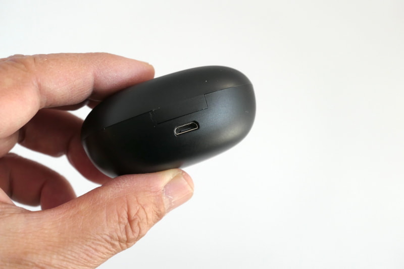 背面にmicroUSBポートを搭載