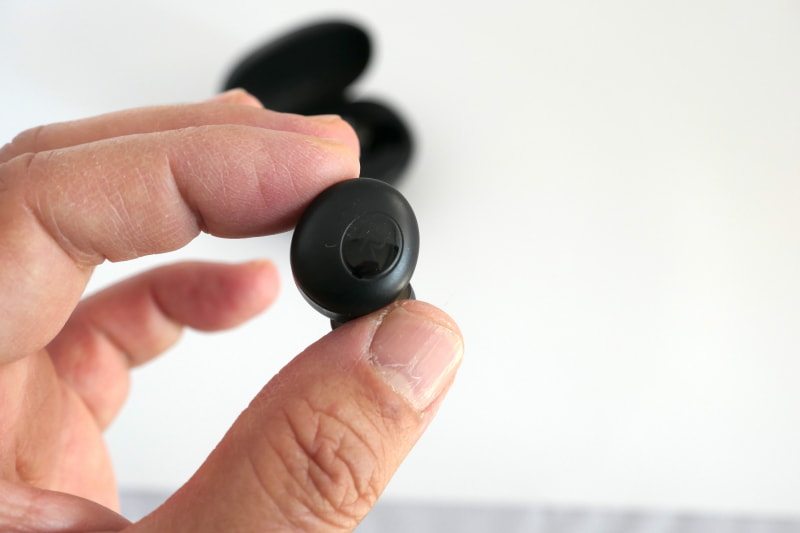 写真では見えにくいが、イヤホンの外側には「R」というrealmeのロゴが記されている