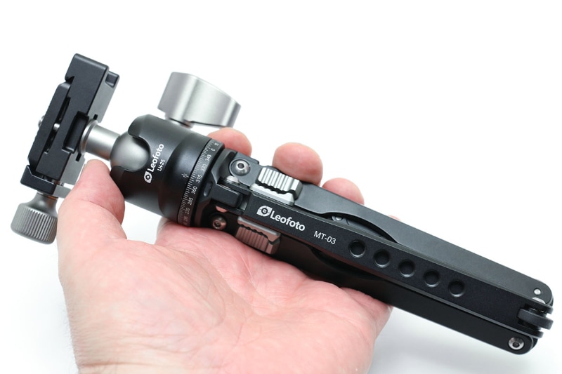 収納時の高さは212mmで、重さは340g。耐荷重は5kg。かなり頑丈である。