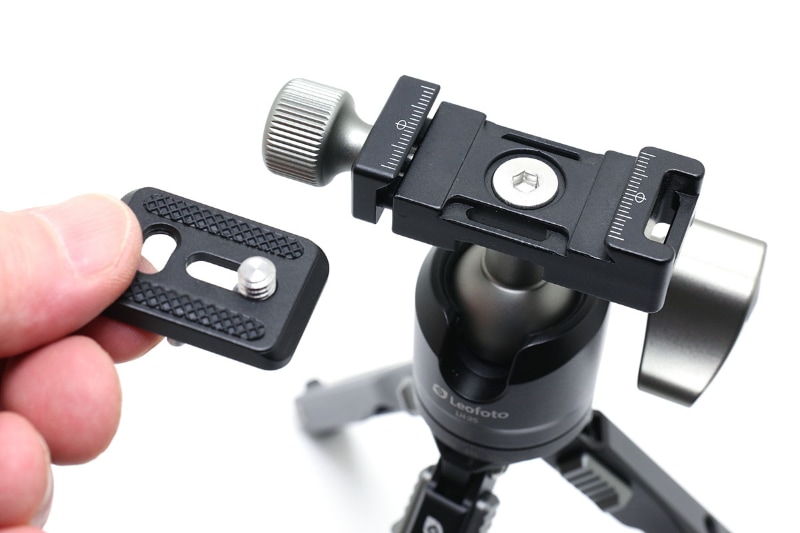 アルカスイス互換のクイックシューとなっており、ベースプレート幅は36mm。