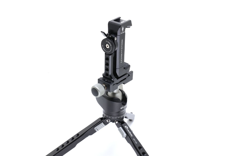 アルカスイス互換のスマートフォンホルダーならそのまま装着できる。俺的愛用スマートフォンホルダーはみんな<a href="https://k-tai.watch.impress.co.jp/docs/column/stapa/1308950.html" class="strong b">アルカスイス互換</a>なので、スマートフォンを三脚にセットするのが非常にラクでナイス♪