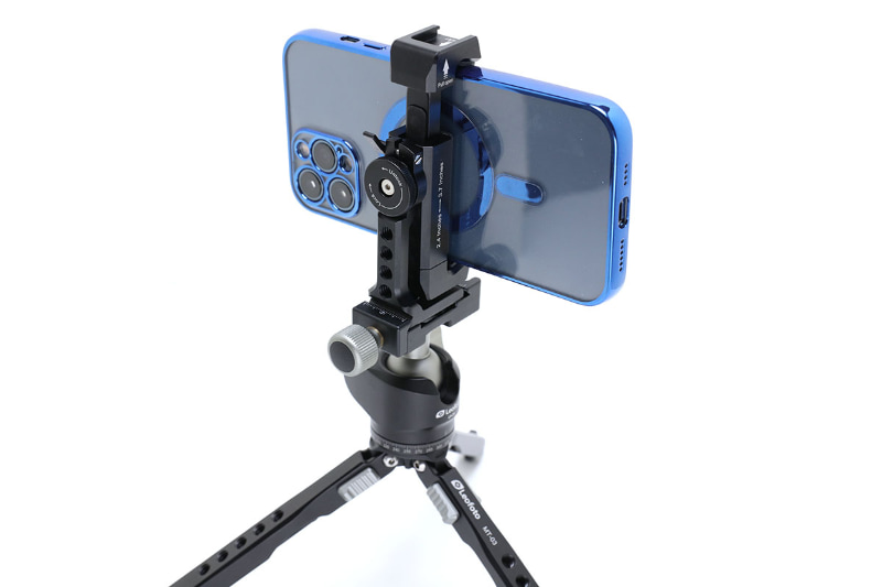 スマートフォン用三脚としてはちょうどいいサイズ。安定感も十分ある。