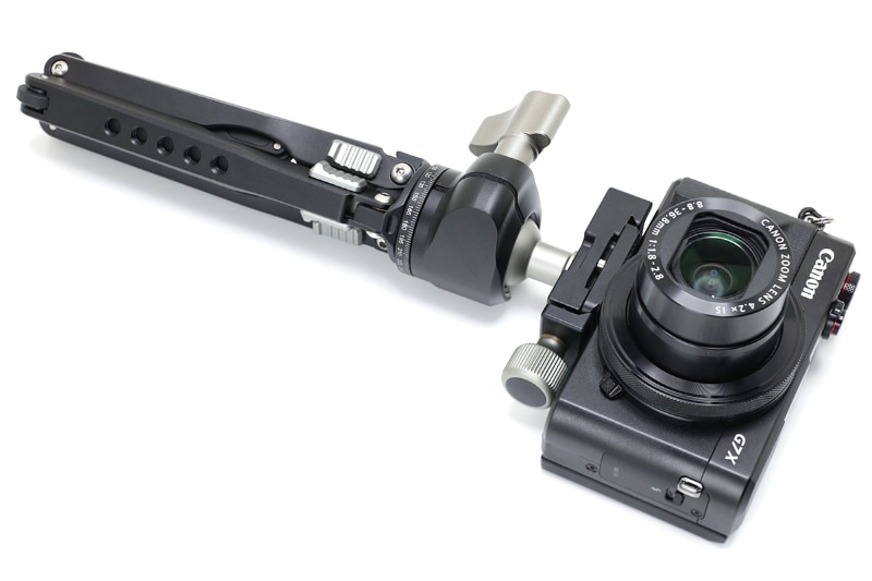 ハンディサイズのミニ三脚なので、カメラをセットして3本の脚を握ってハンドグリップ的に使うこともできる。形状的に「握って持った時に滑りにくい」のも良い。