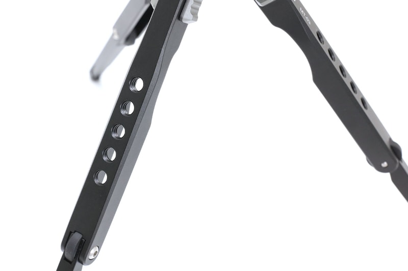 それぞれの脚部には三脚ネジ穴（1/4-20UNC）が5つある。