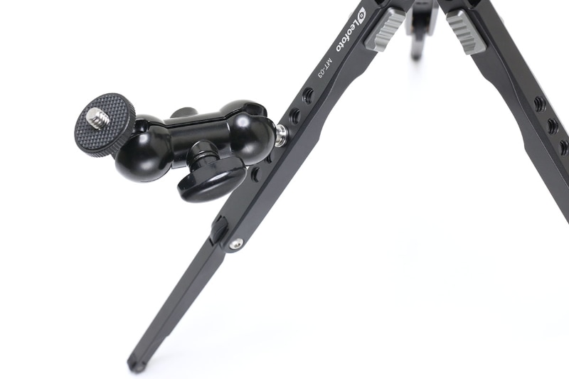 たとえば脚部の三脚ネジ穴にマジックアームの類を装着し、機能性を拡張することができる。