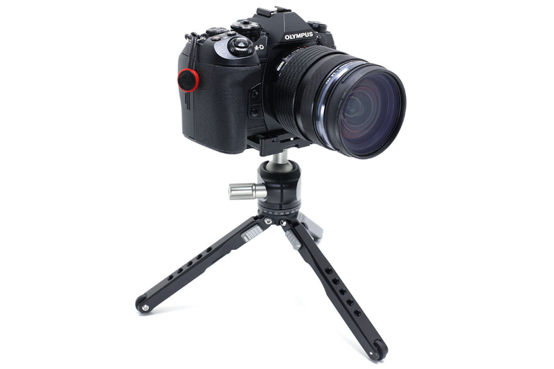 オリンパス<a href="https://www.olympus-imaging.jp/product/dslr/em1mk2/index.html" class="strong b">「OM-D E-M1 Mark II」</a>と<a href="https://www.olympus-imaging.jp/product/dslr/mlens/12-40_28pro/index.html" class="strong b">「M.ZUIKO DIGITAL ED 12-40mm F2.8 PRO」</a>の組み合わせをセットした様子。比較的に軽量のカメラ一式なので、この状態で十分実用的だ。