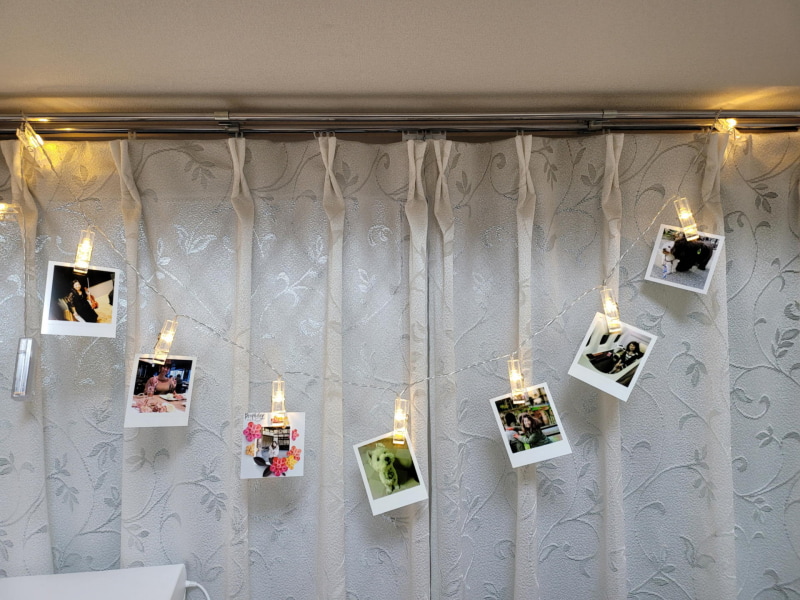 適当な場所が思い当たらなかったので寝室の出窓のカーテンレールに……