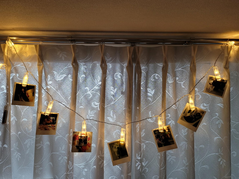 外光は多少あるが、部屋の電気を消すと雰囲気は出てくる