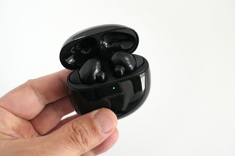 イヤホンはケースに密着するように収まる。ケースの手前に充電状態を示すインジケーターを搭載