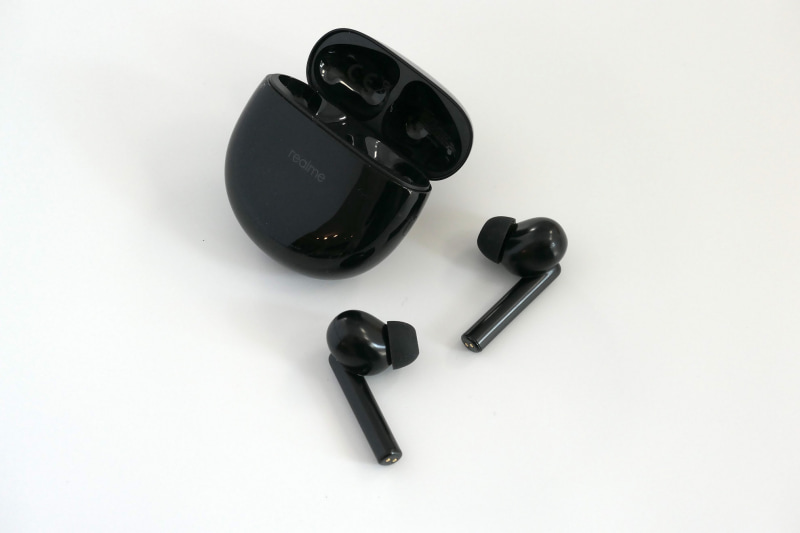 カナル型で軸が長いことが特徴。片耳が約5gと比較的軽い