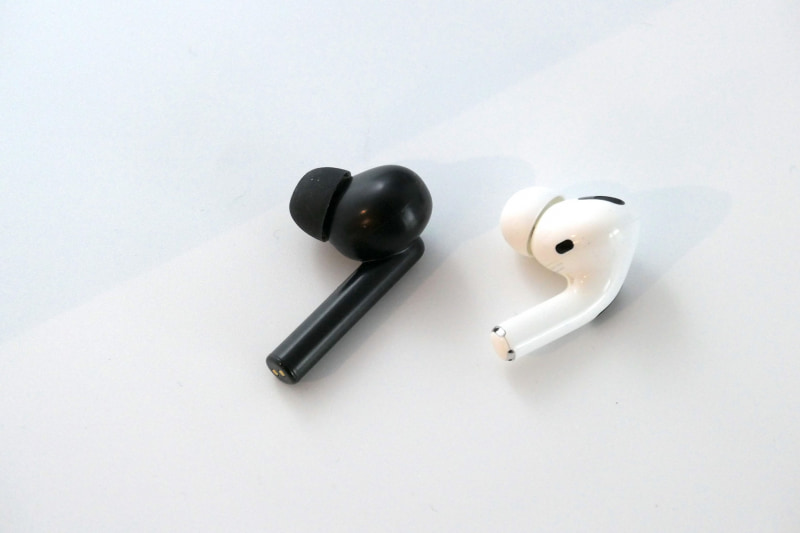 左がrealme Buds Air Pro、右がAirPods Pro。realme Buds Air Proのほうが軸が長い