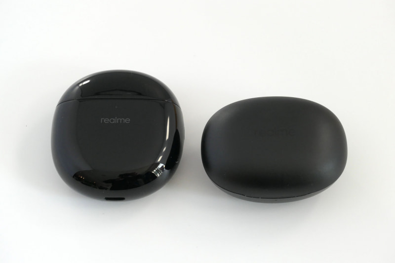 左がrealme Buds Air Pro、右がrealme Buds Q。音質のほかに、realme Buds Air Proがアクティブノイズキャンセリングを搭載し、装着検知に対応していることも差分