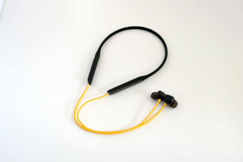 ケーブルがイエローで、そのほかの大部分はブラック