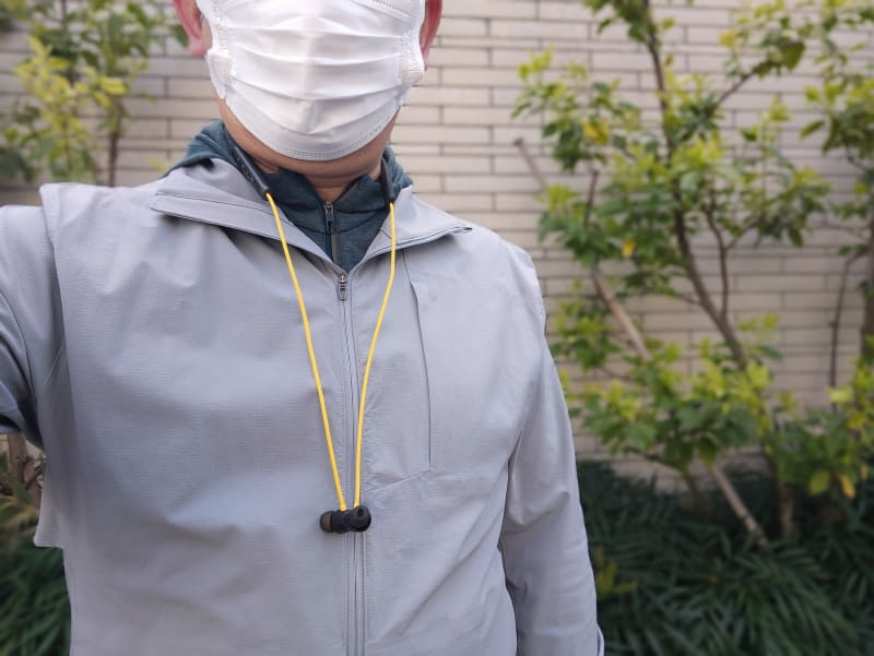 使わないときは左右のイヤホンはマグネットでくっつき、接続がオフになる