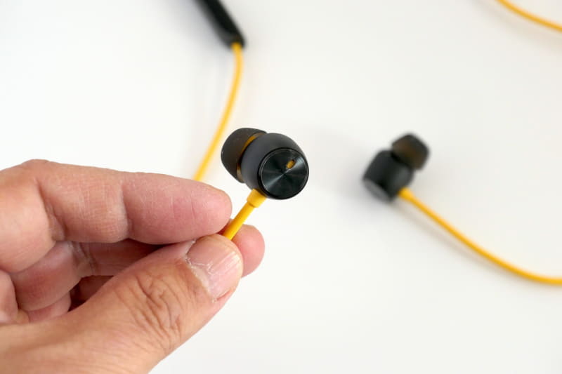 イヤホン部は小さく、自分の耳に合う向きで装着できる