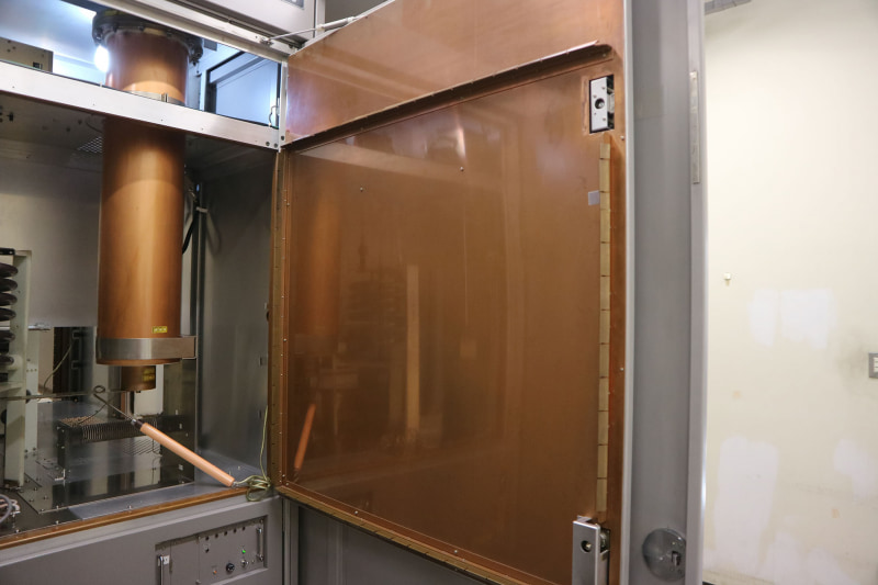 送信機の扉内側は銅板で覆われている