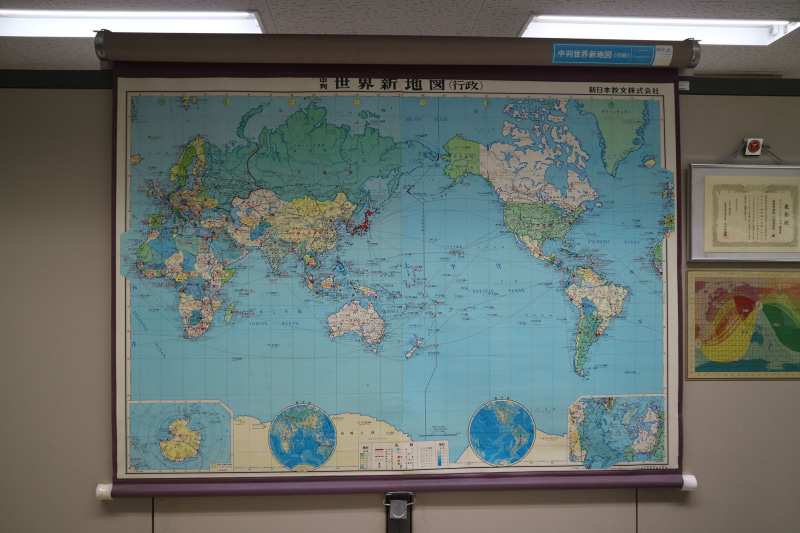 世界地図も掲示されている
