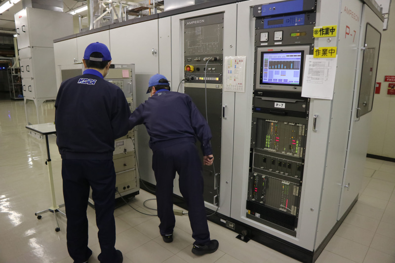 点検のようす。周波数を変更した場合など定期的に擬似空中線を用いて（実際に電波を発射しない）点検する