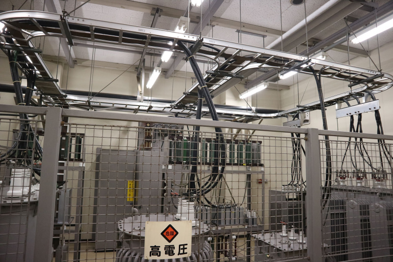変電装置。トランスから放送している音がかすかに聞こえる。まさに「しゃべるトランス」