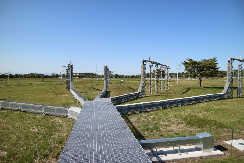 送信所からのアンテナは、途中で変換されながら各地に配線される