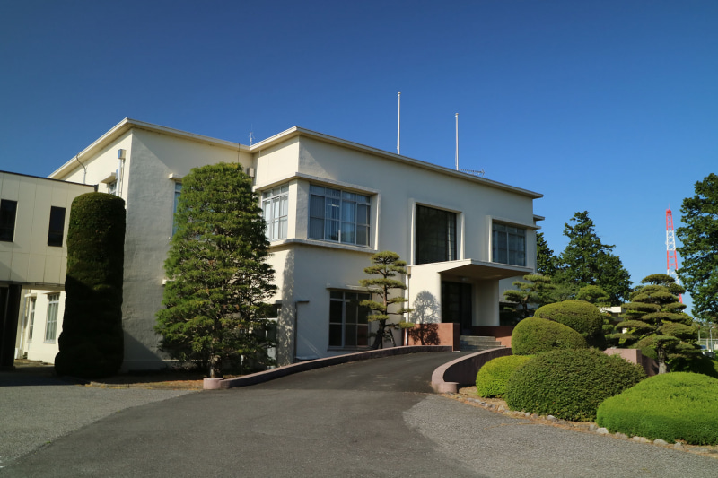 建屋正面。昭和初期の建物で歴史の長さがうかがえる