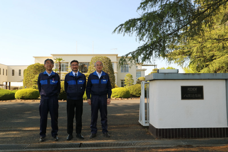 左からインフラグループリーダーの松井 一浩氏、所長の齊藤 稔充氏、マネージャーの堀江 孝氏