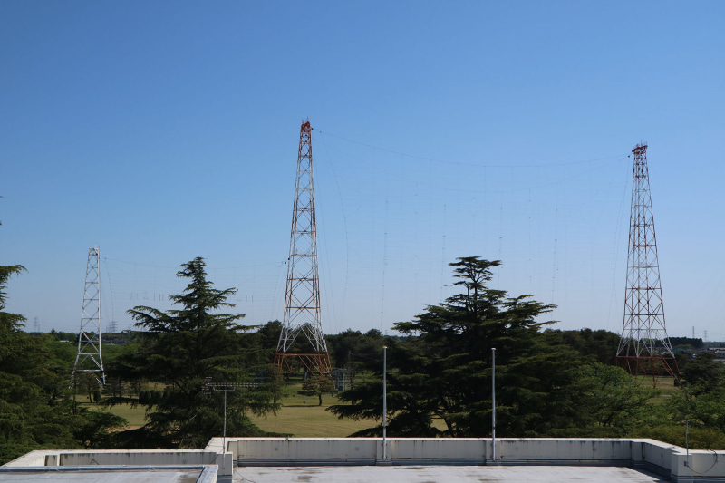 左の低いアンテナは高周波数帯用、右が低周波数帯用。オーストラリア大陸方面に電波を発射するアンテナ群